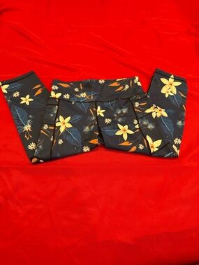 Blue Floral Capri Leggings - Yellow Flower Print